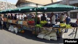 Armenia - Farmers sell fruits and vegetables at an agricultural market in Yerevan, 18Aug2012.