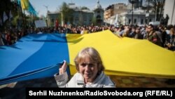 Під час акції біля парламенту України на підтримку закону «Про забезпечення функціонування української мови як державної», який депутати ухвали цього ж дня. Київ, 25 квітня 2019 року