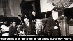 Gheorghe Gheorghiu-Dej și Mihail Sadoveanu votând în M.A.N Planul Cincinal pe anii 1951-1955, legea pentru apărarea patriei şi legea pentru anularea ratelor de împroprietărire (15 decembrie 1950)