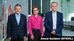Autoarea podcastului „Dincolo de Știri”, Eugenia Crețu, alături de invitații săi, analiștii politici Igor Boțan (stânga) și Nicolae Negru, în redacția Europei Libere de la Chișinău.