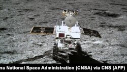 Снимок лунохода Yutu-2, сделанный зондом Chang'e-4 на обратной стороне Луны (опубликован 11 января 2019 года) 