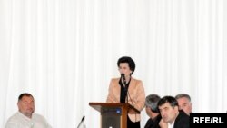 ოპოზიციის შეხვედრა სასტუმრო რედისონში. ტრიბუნასთან ნინო ბურჯანაძე