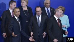 اوباما (سمت چپ) و اردوغان (سمت راست تصویر) در کنار رهبران آلمان و فرانسه در جریان نشست ناتو در ورشو