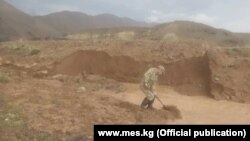 ӨКМ куткаруучулары сел каптаган жерлерде иштөөдө.