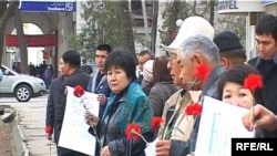 A small group of opposition members gathered outside the Government House in Bishkek to mark the Aksy tragedy.