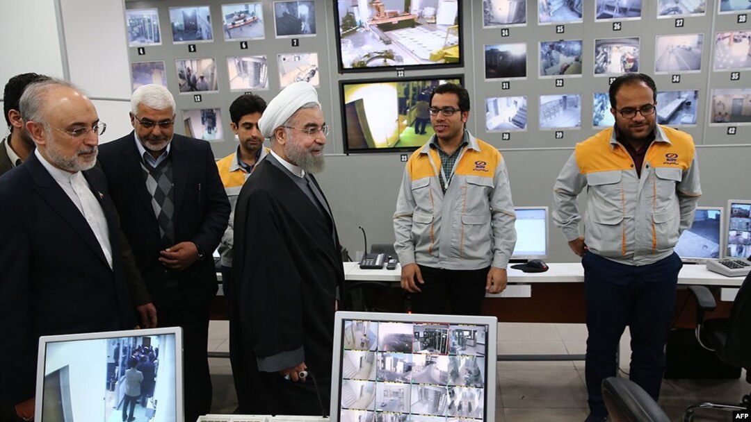 بازدید حسن روحانی و علی‌اکبر صالحی از نیروگاه بوشهر در دی ماه ۹۳
