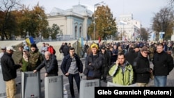 Оппозициялык партиялар кошулган нааразылык акцияга катышкандар 17-октябрда Жогорку Раданын имаратынын жанына чатырларды тигишкен.