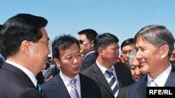 Премьер-министр КР Алмазбек Атамбаев встречает в аэропорту "Манас" председателя КНР Ху Цзинтао, Бишкек, 14 августа 2007 года.