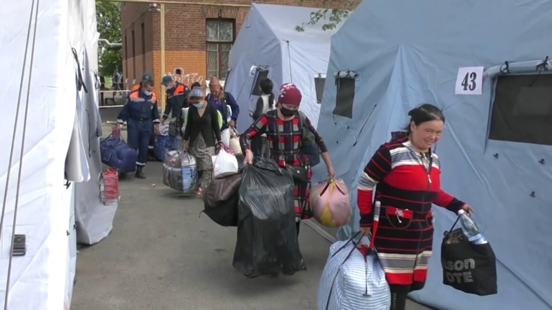 Жизнь в палатках: тысячи мигрантов ждут возвращения на родину. ВИДЕО