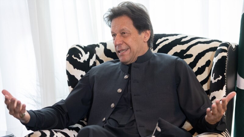 Пакистанскиот премиер Кан ќе ги убедува Талибанците да разговараат со авганистанската Влада  