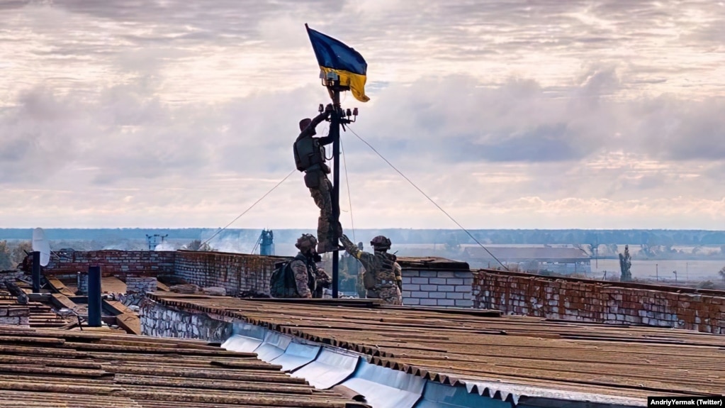 Украинские бойцы устанавливают флаг Украины в освобожденном поселке городского типа Высокополье в Херсонской области, 4 сентября 2022 года