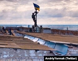 Українські бійці встановлюють прапор України у звільненому селищі міського типу Висококопіллі на Херсонщині, 4 вересня 2022 року