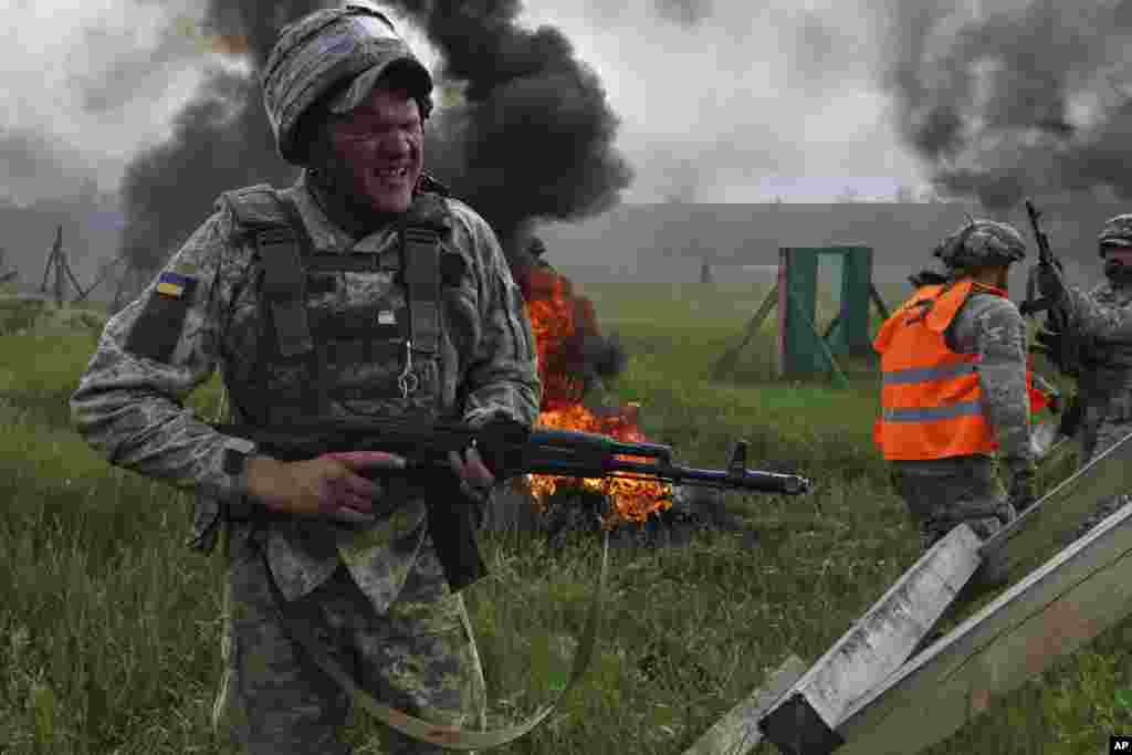 Ukrainian soldiers attend military training in the Zaporizhzhya region.