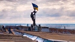 Militari ucrainieni instalează steagul țării în așezarea eliberată Vîsokopilia din regiunea Herson, 4 septembrie 2022.