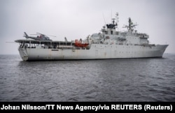 Гелікоптер «Helicopter 15» на льотній палубі патрульного корабля HMS Carlskrona після виходу з військово-морського порту в Карлскруні для участі в операції НАТО Baltic Sentry. 4 лютого 2025 року