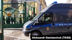 A Federal Security Service (FSB) vehicle arrives at a military academy in St. Petersburg on April 2.