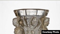 Подарок И. В. Сталину к его 70-летию (1949) от Земледельческого союза Пльзеньского края. Чехословацкая республика, 1949 г. [Фото — <a href="http://www.kreml.ru/ru/main/exhibition/Russian/?ID=200" target="_blank">Музеи Московского Кремля</a>]