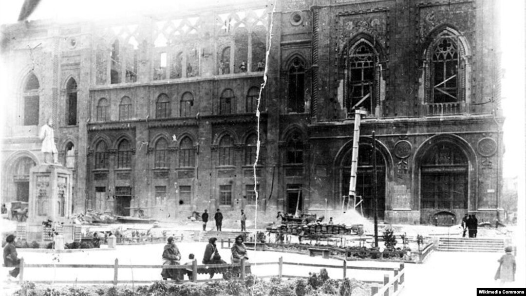 İsmailiyyə binası yandırılandan sonra. 2 mart, 1918-ci il.