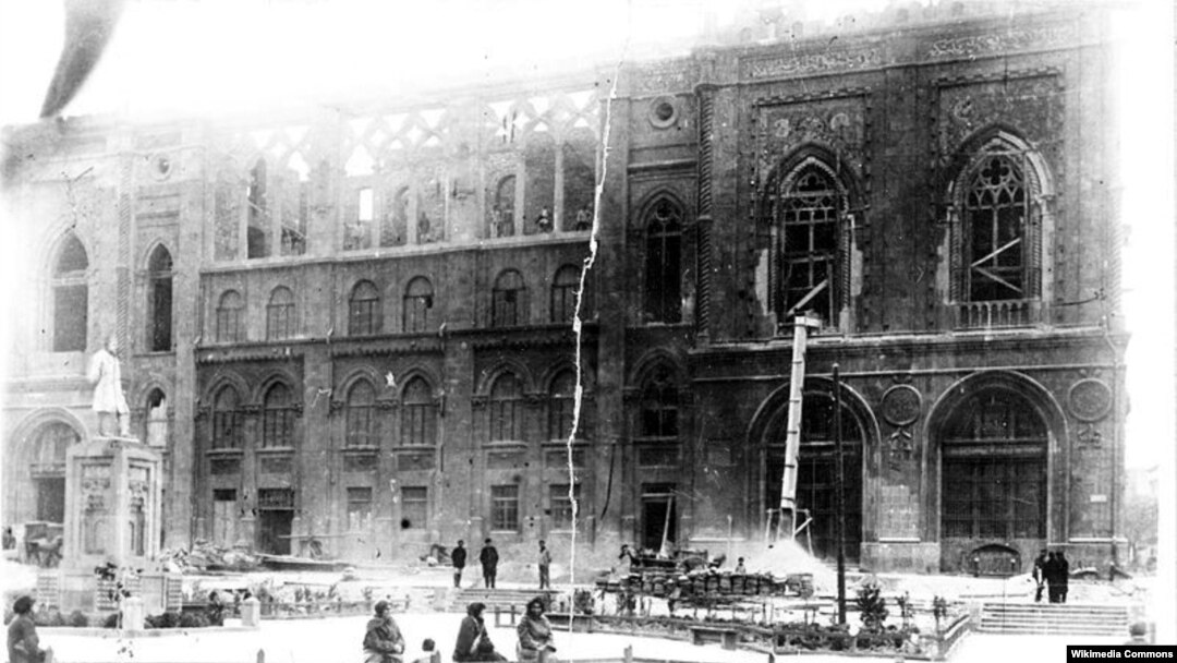 İsmailiyyə binası yandırılandan sonra. 2 mart, 1918-ci il.