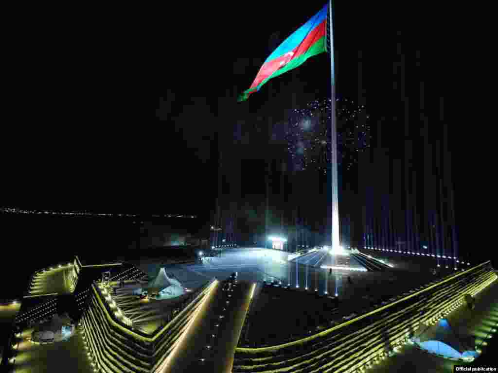 Azərbaycanın dövlət bayrağı 162 m. hündürlükdə dirəyə qaldırldı. 