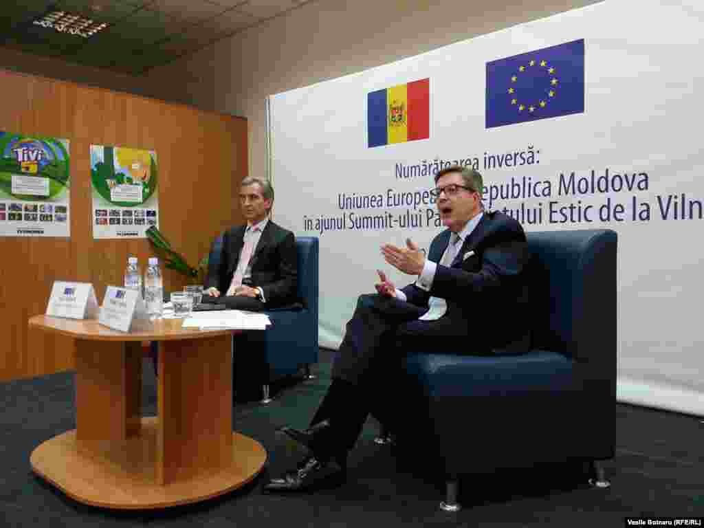 Premierul Iurie Leancă și Pirkka Tapiola, șeful delegației Uniunii Europene, discutînd la ASEM perspectivele semnării Acordului de asociere la summitul de la Vilnius.