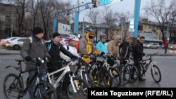 Групповой снимок участников акции «Зимой на работу на велосипеде». Алматы, 13 февраля 2015 года.