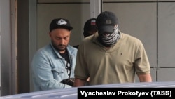 Кирило Серебренников (ліворуч) біля виходу з будівлі Слідчого комітету після пред'явлення йому обвинувачення. Москва, 22 серпня 2017 року