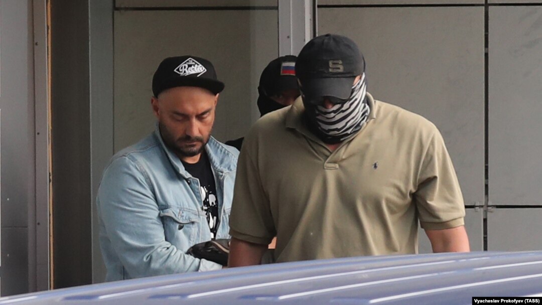 Кирилл Серебренников у выхода из здания Следственного комитета после предъявления ему обвинения 