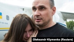 Ukraynalı rejissor Oleh Sentsovu Kiyev hava limanında qızı Alina Sentsova qarşılayıb