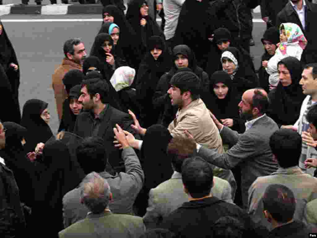 Iran,Hundreds of Iranian students crowded outside the British Embassy in Tehran, 04/01/2007