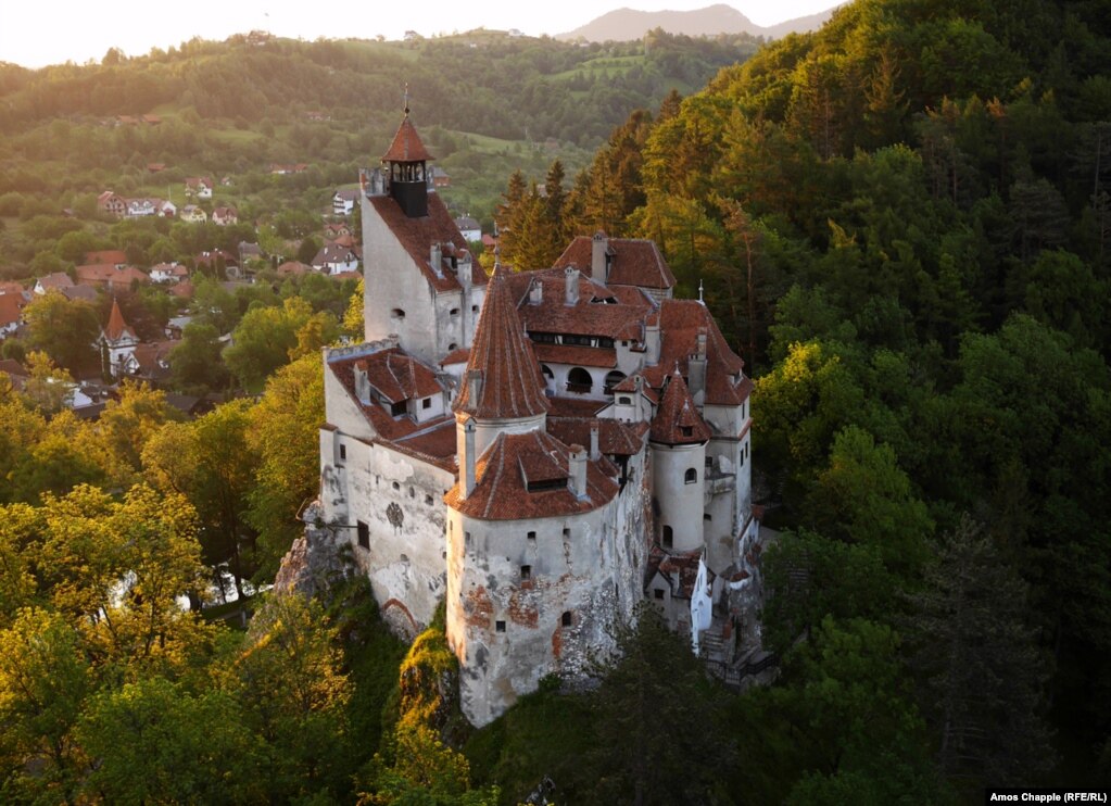 Замок Бран в Румынии, известный также как замок Дракулы.