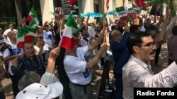 DC -- A group of Iranian gathered in front of NIAC office in protest against its approach to Iran.