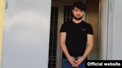 Дар аксҳое, ки Раёсати умури дохилии Душанбе паҳн кард, ӯ завлона ба даст тасвир ёфтааст