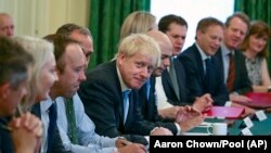 Boris Johnson (ortada) hökumətin iclasını keçirir