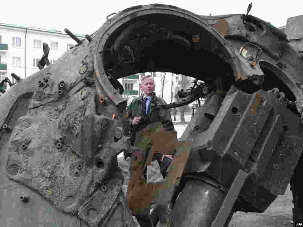 Полковник Кристофер Лэнгтон, член расследовательной миссии ООН, смотрит на остов грузинского танка в Цхинвали