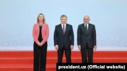 Shavkat Mirziyoyev (ortada), Ashraf Ghani (sağda) və Federica Mogherini tədbirdə