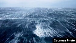 Вид на Каспийское море с нефтяной платформы.
