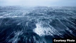 Вид на Каспийское море с нефтяной платформы.