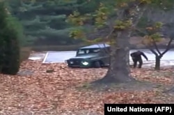 Ovo je slika koju je objavila Komanda Ujedinjenih nacija 22. novembra 2017. Prikazuje prebeg iz Severne Koreje, čovjeka koji istrčava iz vozila u DMZ.