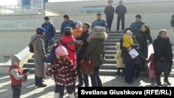Владельцы изымаемых земельных участков пришли к парламенту для встречи с депутатами. Астана, 14 апреля 2014 года. 