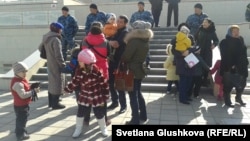Парламентке баспана мәселелерін айтқалы келген тұрғындарды полиция өткізбеді. Астана, 14 сәуір 2014 жыл. (Көрнекі сурет)