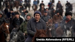 Өзбекстандағы қазақтар көкпар тартып жүр. Паркент, 22 қаңтар 2015 жыл. (Көрнекі сурет)