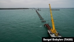 2016 год. Россия строит мост в аннексированный Крым через Керченский пролив
