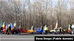 2012 - Poliția asigură fluența traficului pe Drumul Național 1 cu ocazia comemorării lui Zelea Codreanu. Participanții poartă steaguri cu sigla legionară.