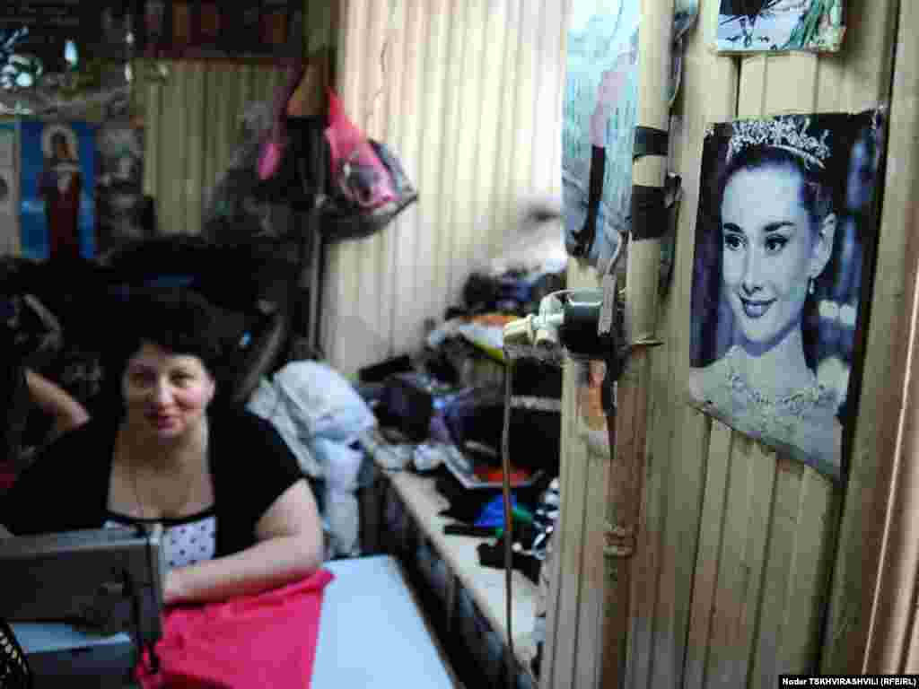 მესაათეები, მკერავები, მეწაღეები, გასაღების ხელოსნები - ისინი თბილისის ყველა უბანში არიან და ყველამ იცის მათი პატარა, უმეტესად, სარდაფებსა და ჩიხებში ”დამალული” ოთახების მისამართები...