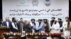 میرویس عزیزی، سرمایه گذار افغان هنگام امضای قرارداد تولید برق با مقامهای طالبان 