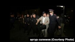 Прлиция оештыручыларның берсе Әмир Тойгыновны тоткарлый