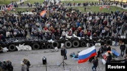 Проросійські демонстранти під будівлею донецької ОДА, 8 квітня 2014 року