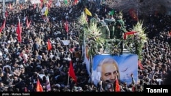 Скопление людей во время церемонии прощания с иранским генералом Касемом Сулеймани в его родном городе Кермане. 7 января 2020 года