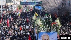 Un mare număr de oameni au participat în orașul iranian Kerman la funeraliile generalului Soleimani